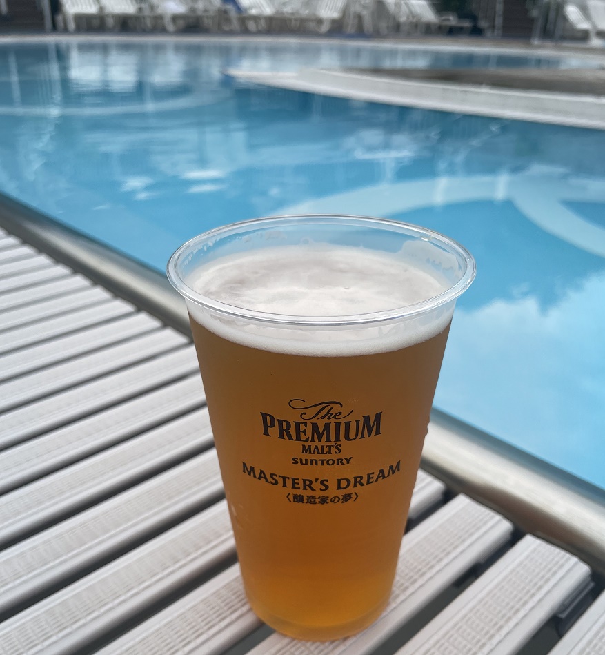 プールとビール