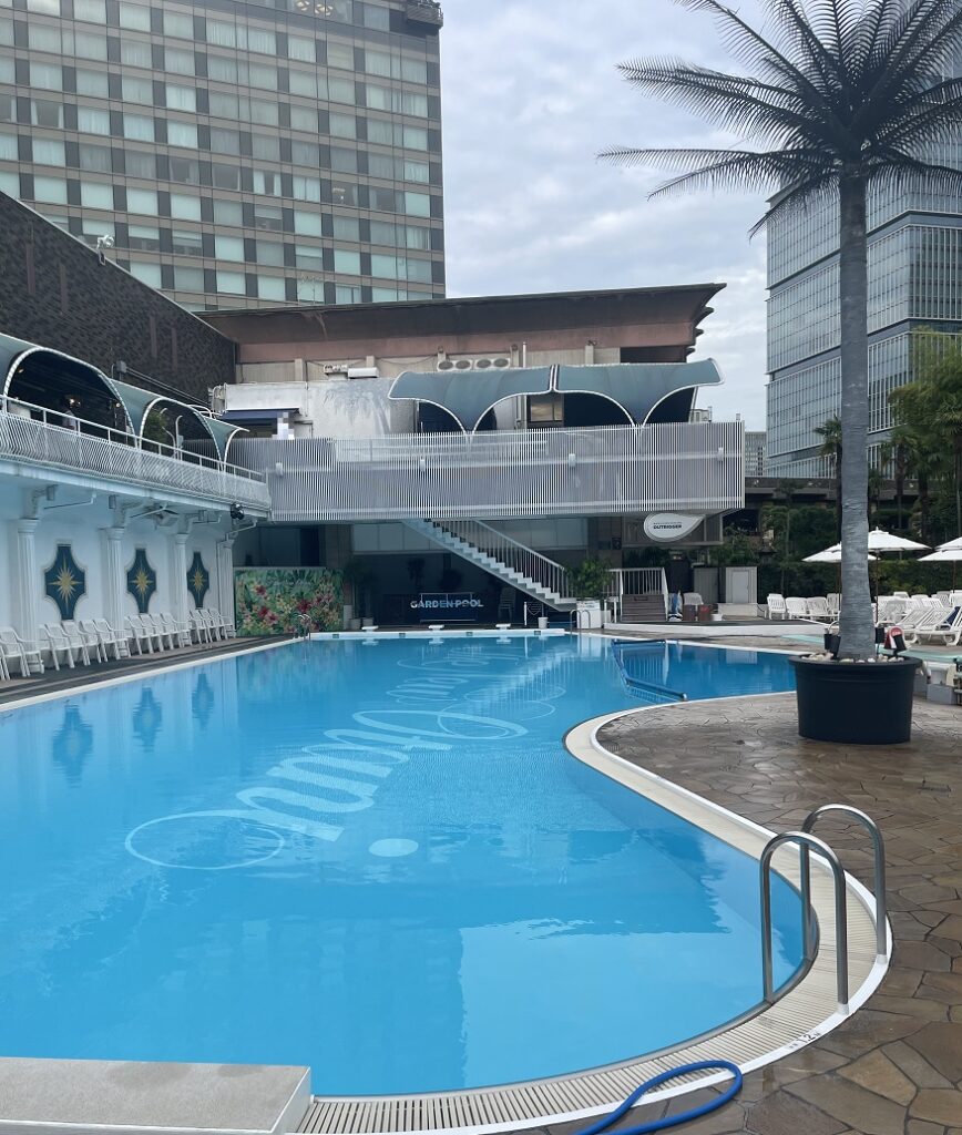 ニューオータニのプール