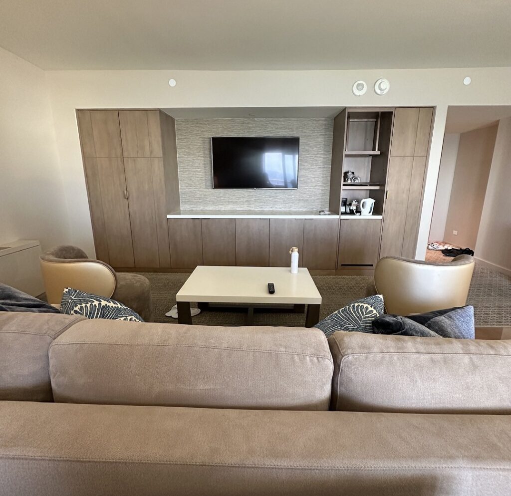 テレビとソファ