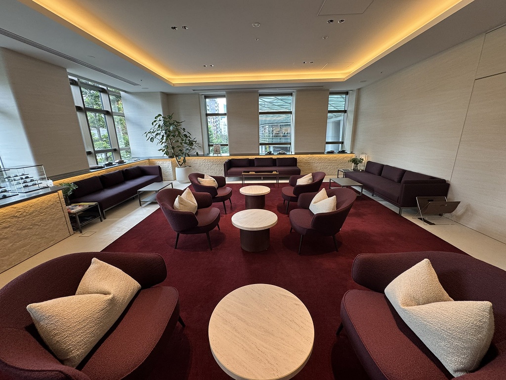 ラウンジのソファ席