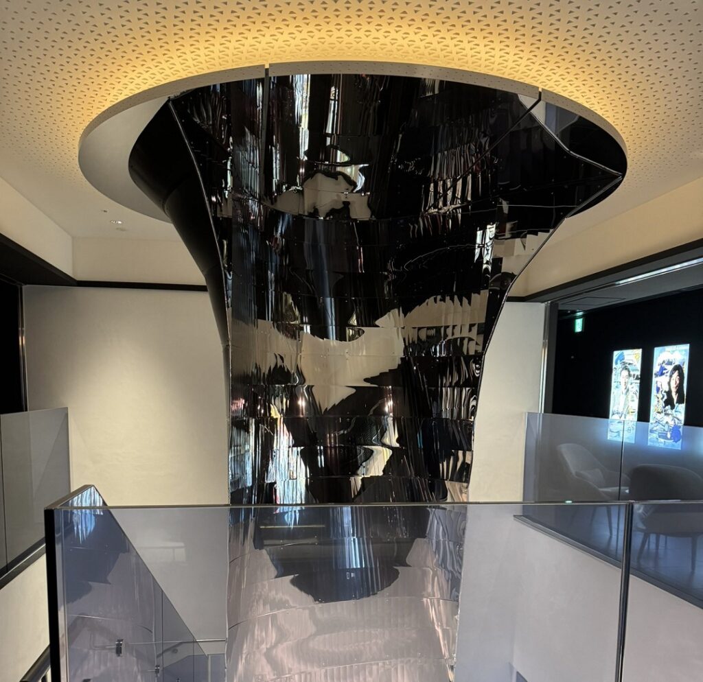 キドニーグリルをイメージした銀のオブジェ