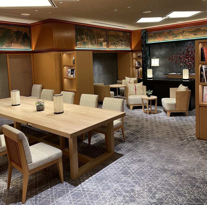 ライブラリーラウンジ椿のテーブル