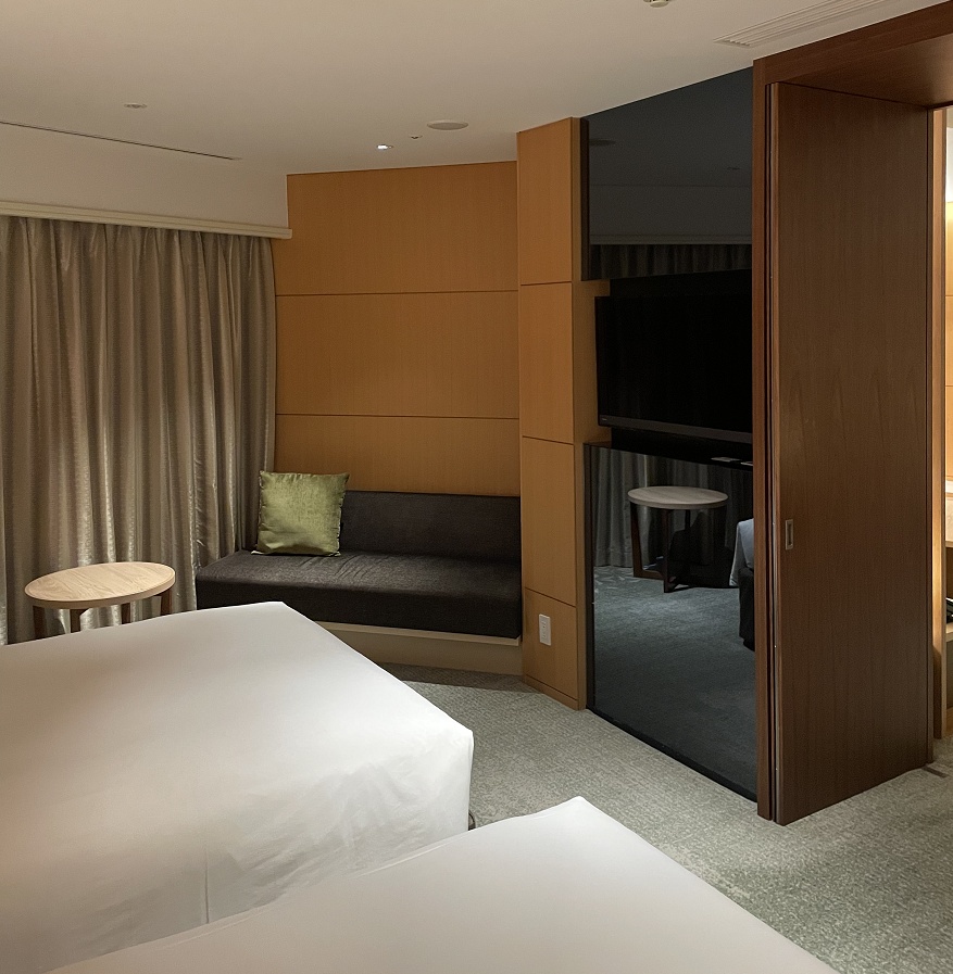 テレビとソファ