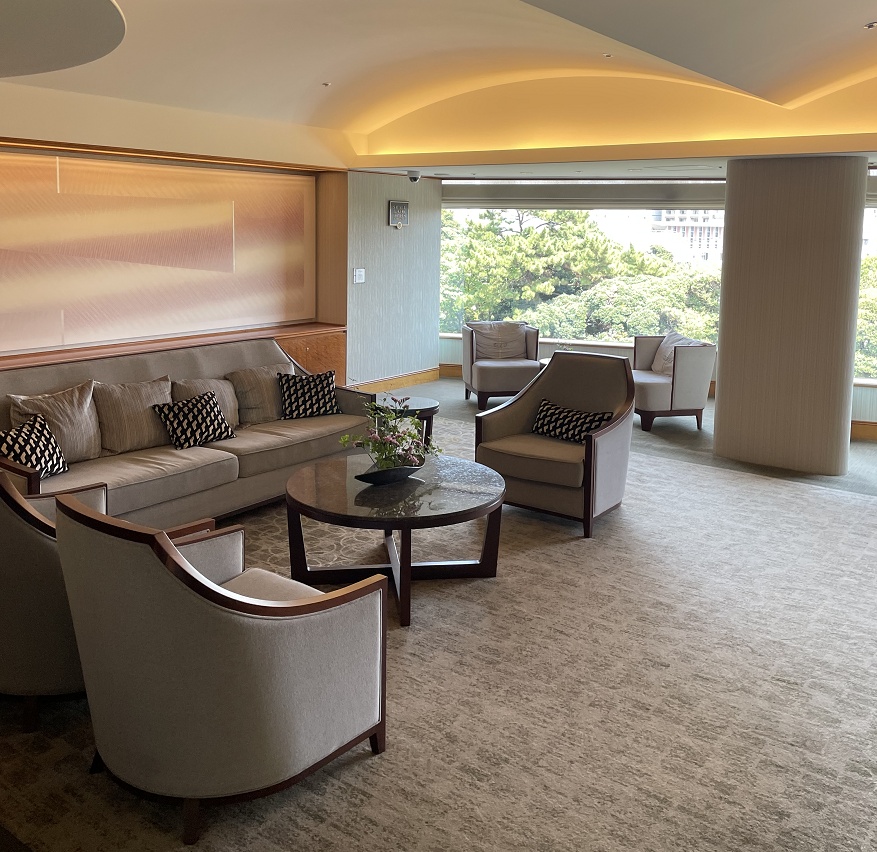 エレベーター前のソファ