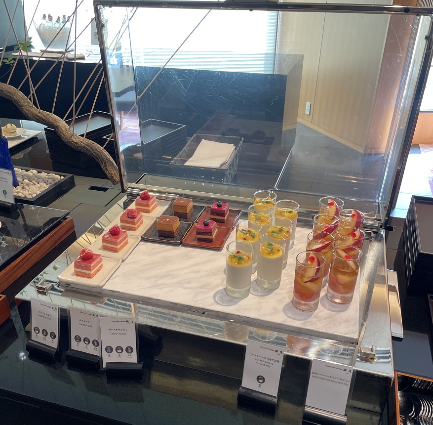 ラズベリーココ・カラメルサレ・カシスオランジェ・パインとバナナの杏仁豆腐・白桃とベルベーヌミントのジュレ