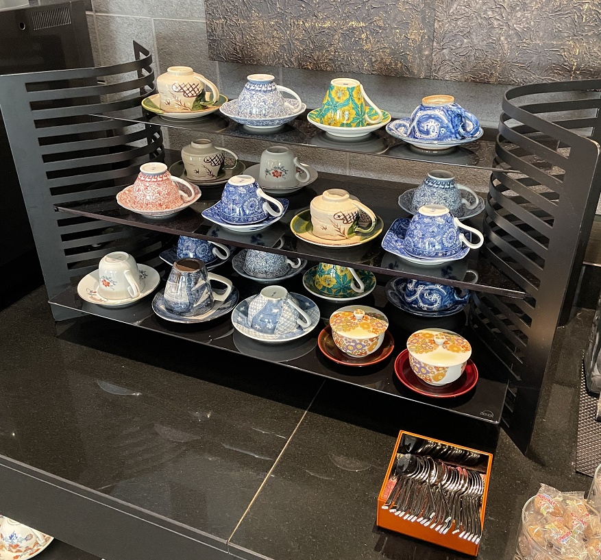 カラフルなコーヒーカップ・ティーカップ・湯呑