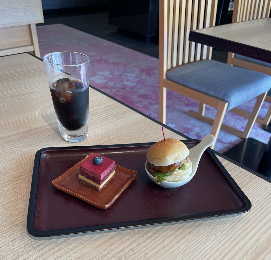 アイスコーヒーとハンバーガー