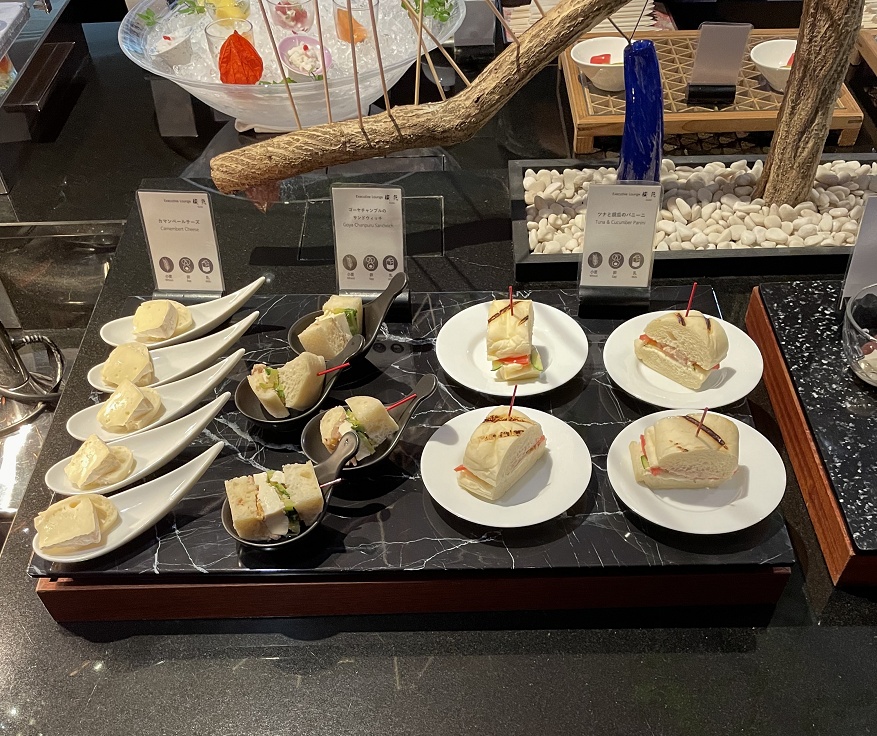 カマンベールチーズ・ゴーヤチャンプルのサンドウィッチ・ツナと胡瓜のバニーニ