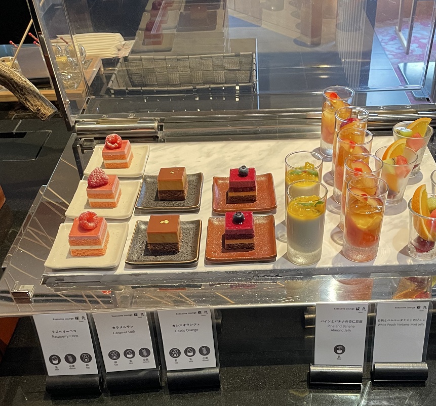 ラズベリーココ・カラメルサレ・カシスオランジェ・パインとバナナの杏仁豆腐・白桃とベルベーヌミントのジュレ・ミックスフルーツ