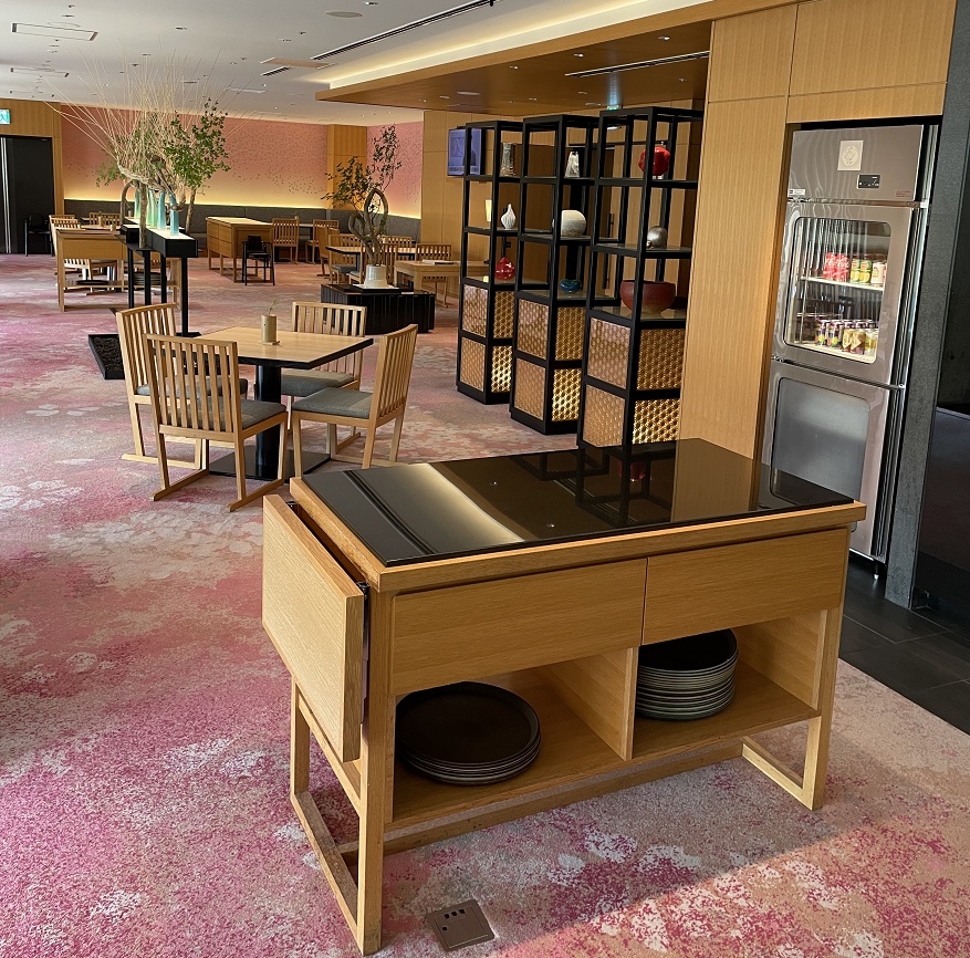 ラウンジの椅子とテーブル