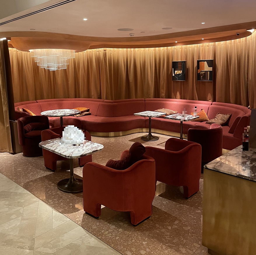 赤いソファとテーブル