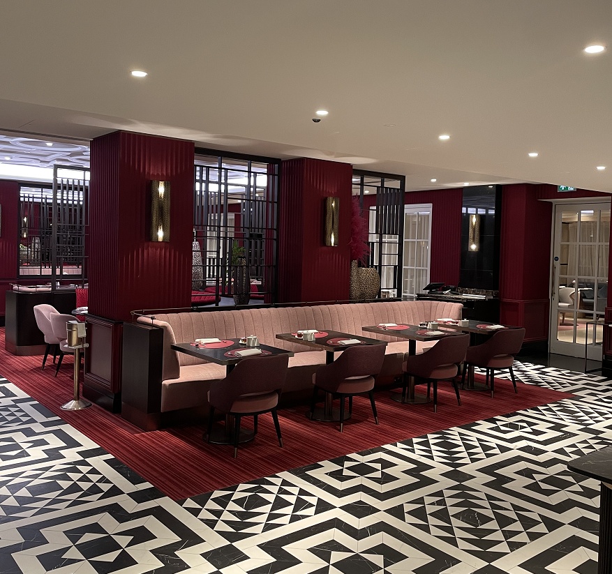 大型ソファーとテーブル