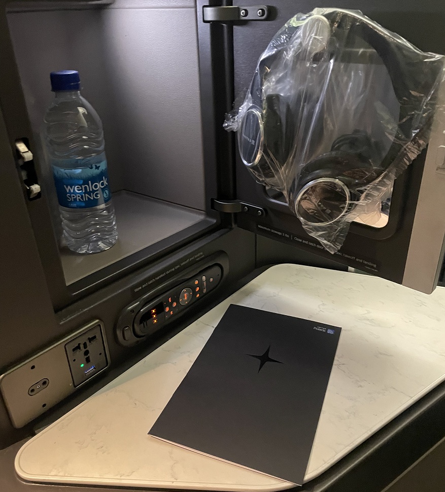 ヘッドホンとミネラルウォーター