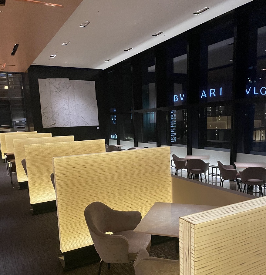 テーブルとソファ