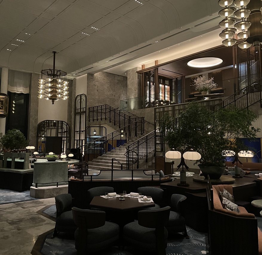 ピーコック・アレーの階段とソファ