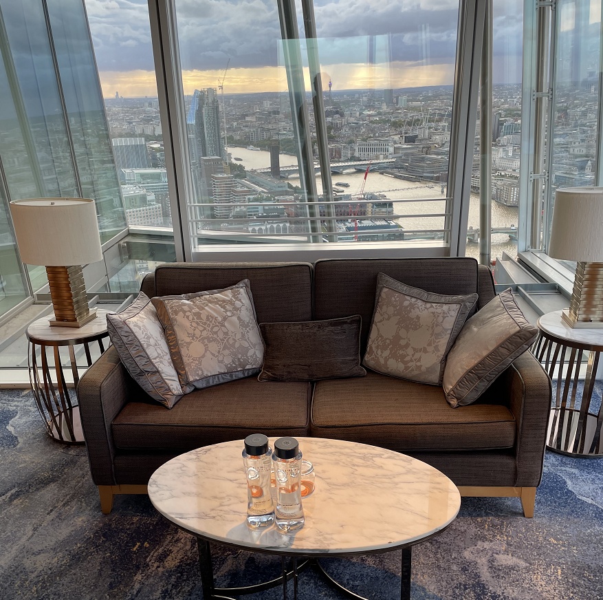 ソファとテーブル