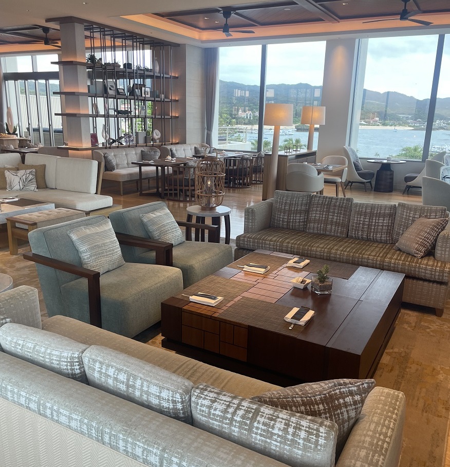 クラブラウンジのソファとテーブル