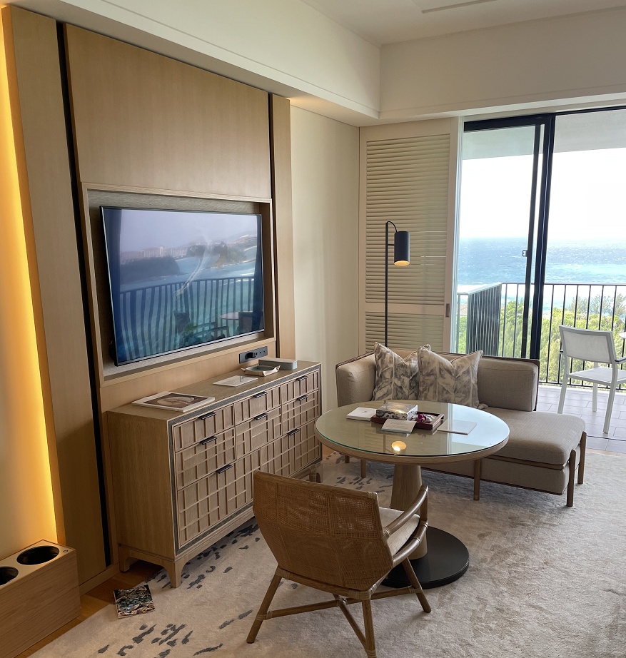 テレビとソファ