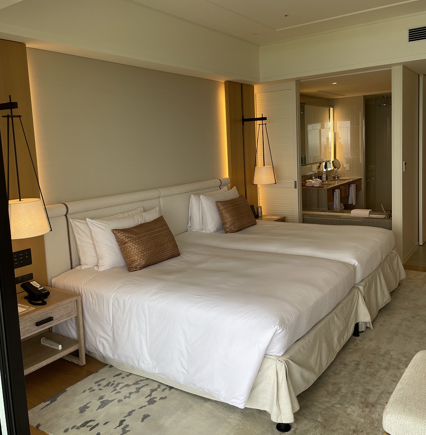 ベッドと洗面所