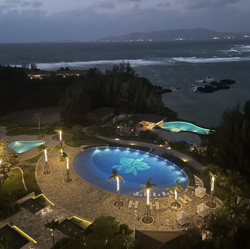 海とプールの夜景