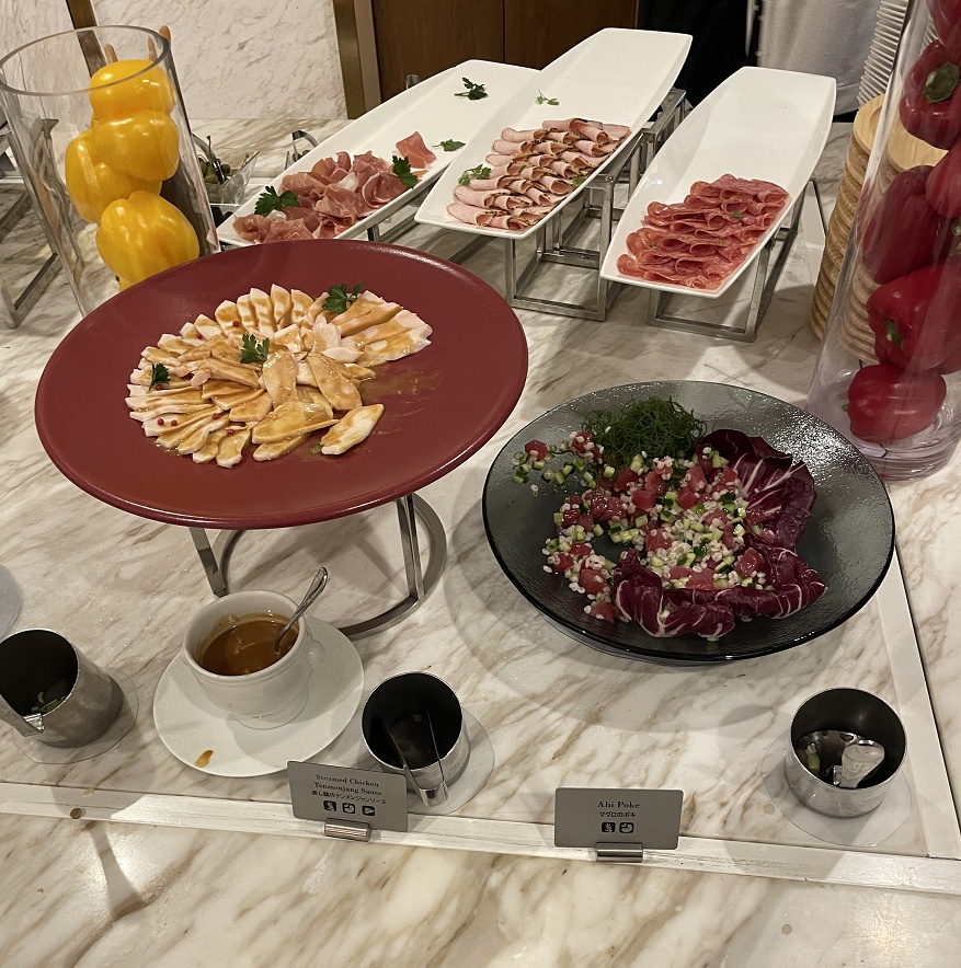 蒸し鶏のテンメンジャンソース・鮪のポケ・生ハム