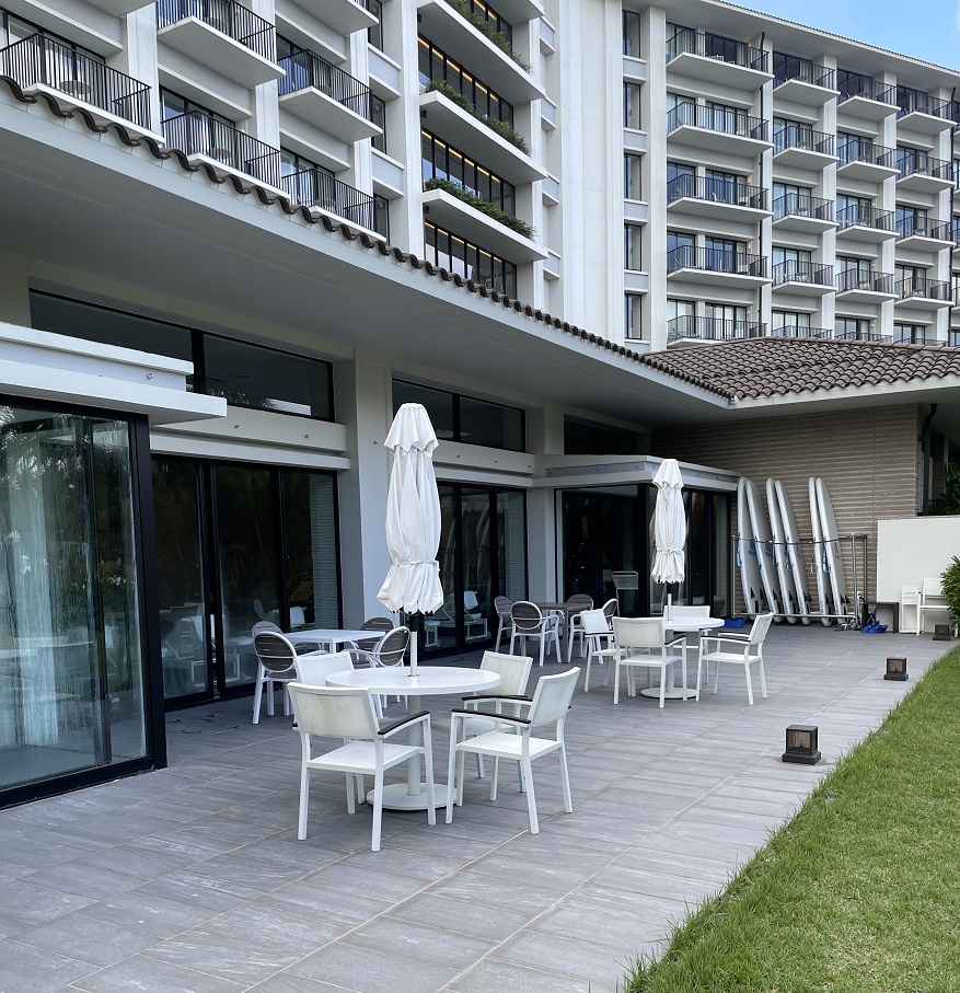 インドアプールのテラス席