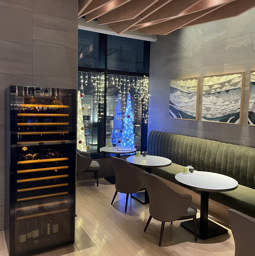 ワインセラーとテーブル