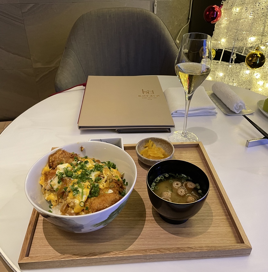 かつ丼とスパークリングワイン