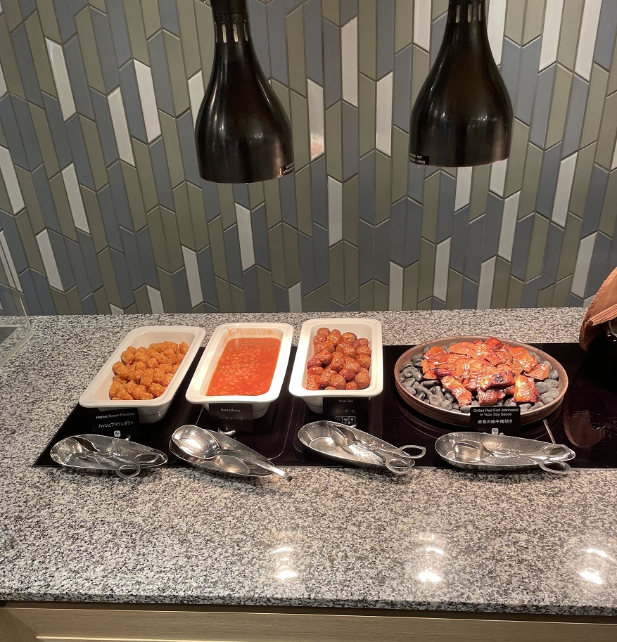 ハッシュブラウンポテト・ベイクドビーンズ・ミートボール・赤魚の柚子庵焼き