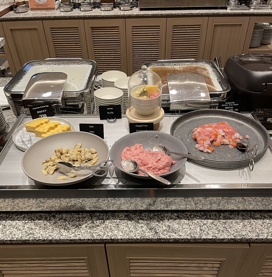 厚焼き玉子・アサリ・鮪のたたき・海鮮ちらし(鮭・鮪・イカ)