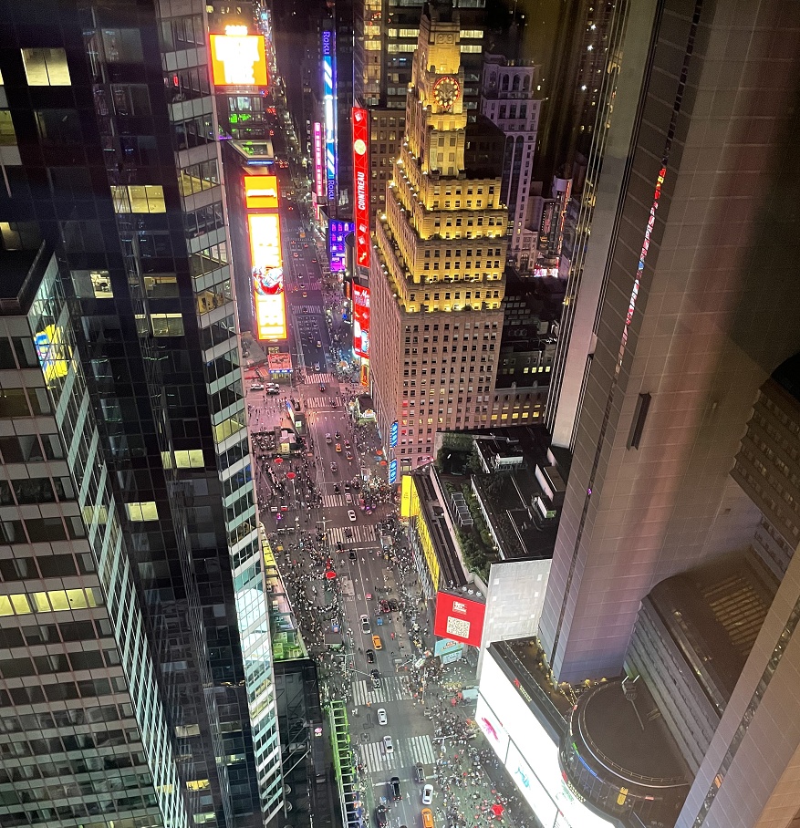 NY高層ビルの夜景