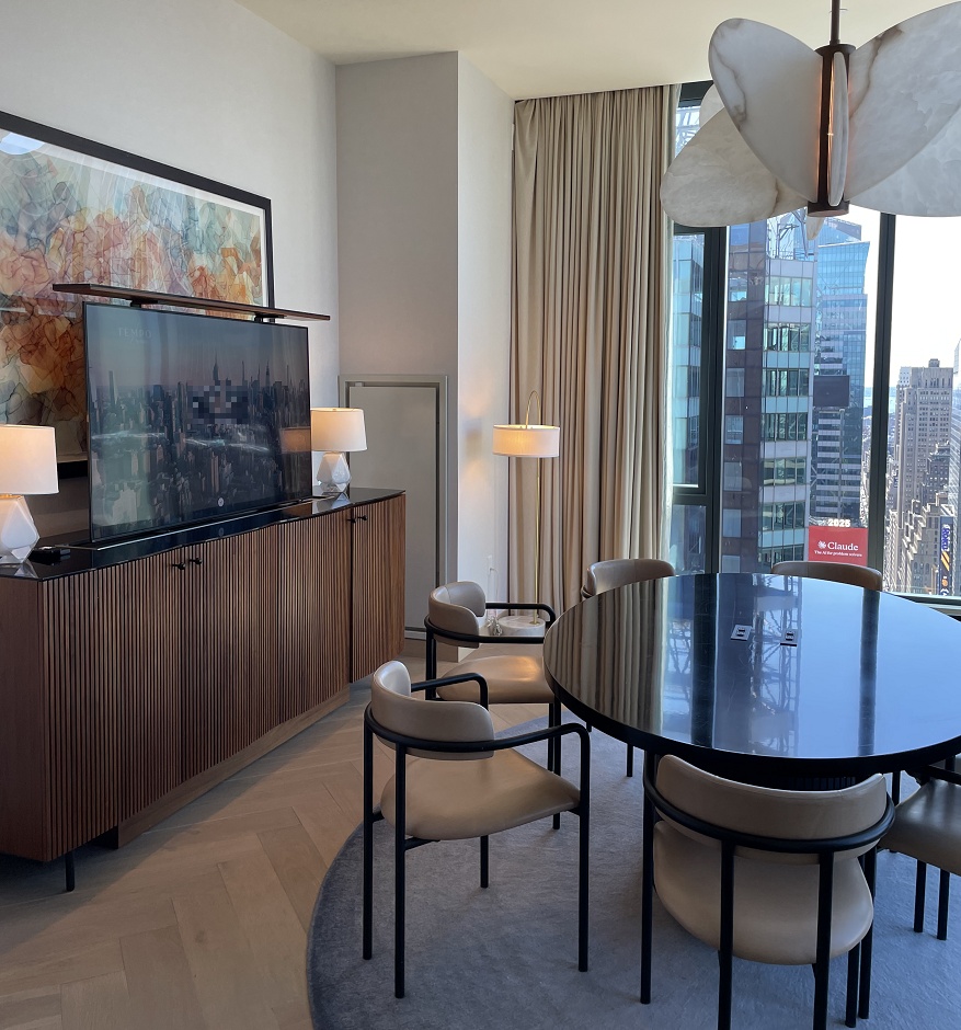 テレビと大型テーブル