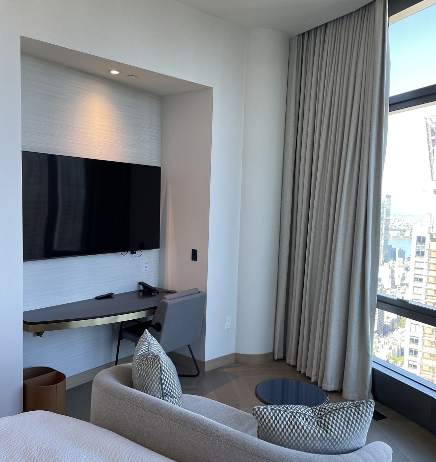 テレビとソファ