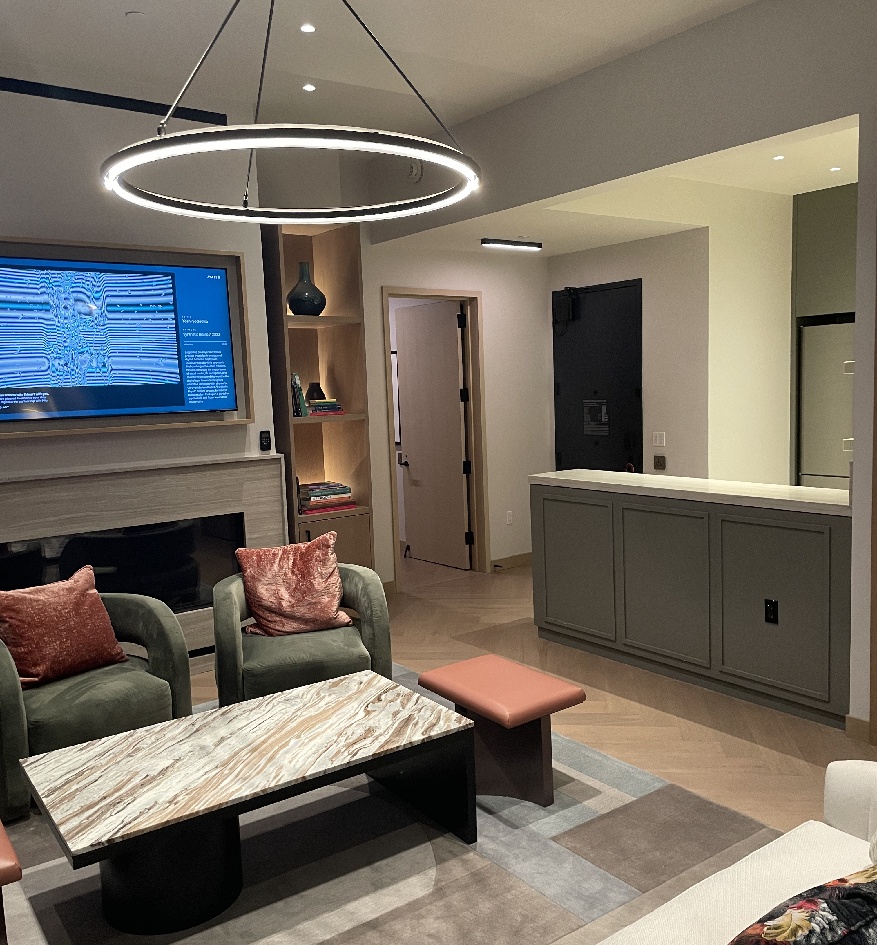 ソファとキッチン