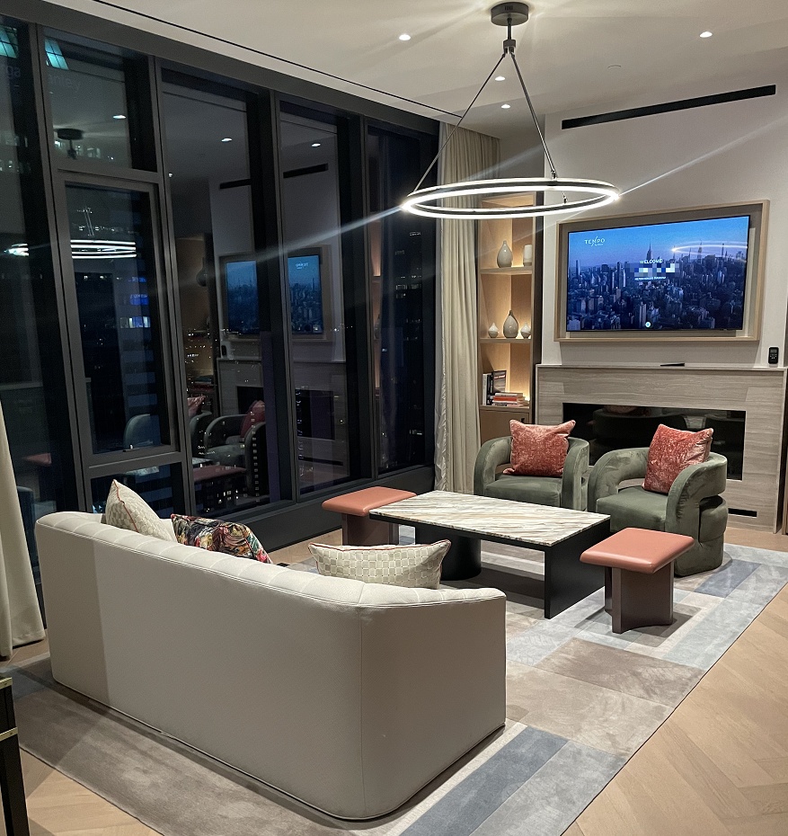 夜のスイートルーム