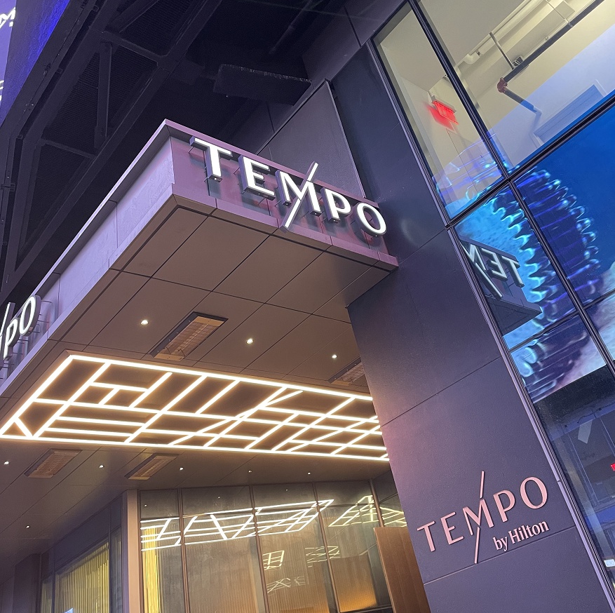 テンポbyヒルトンニューヨークタイムズスクエアの入口