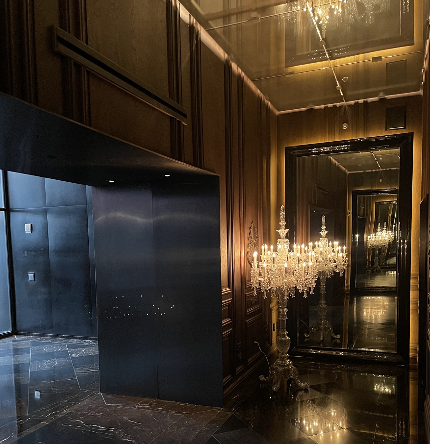 フロントエントランスのシャンデリア