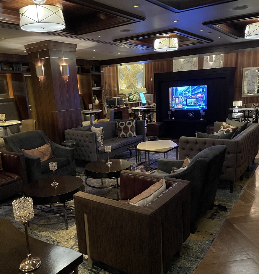 テレビとソファ