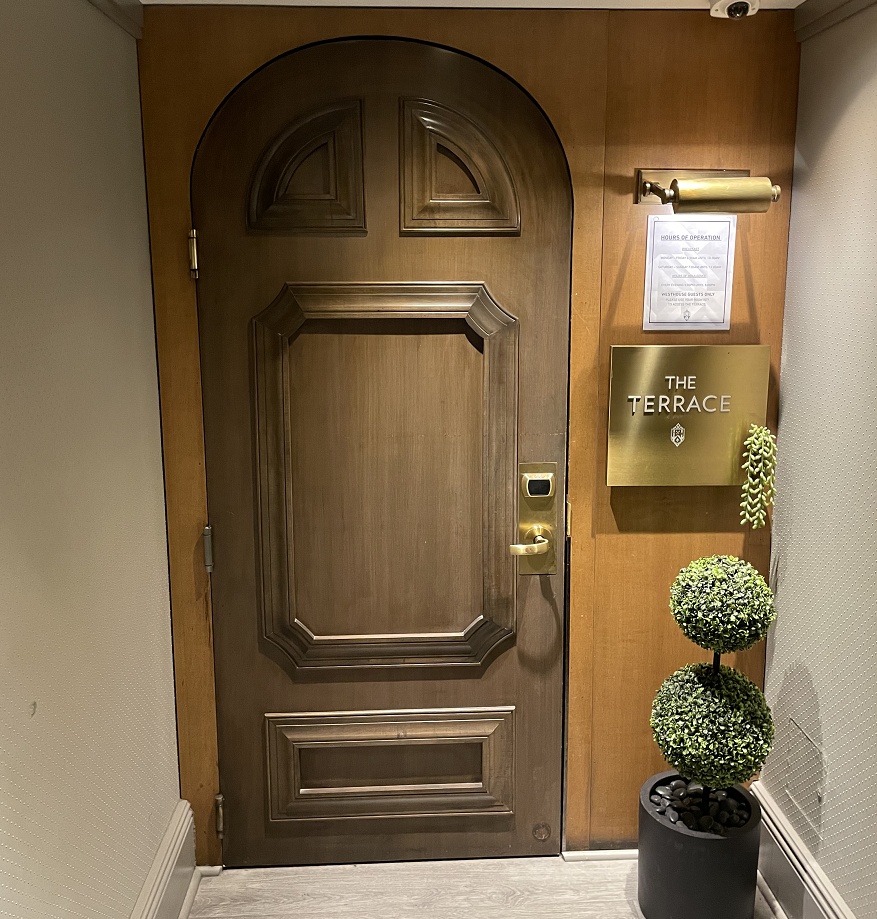 テラスラウンジのドア