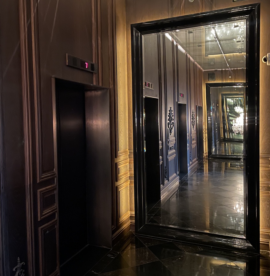 エレベーター前の姿見