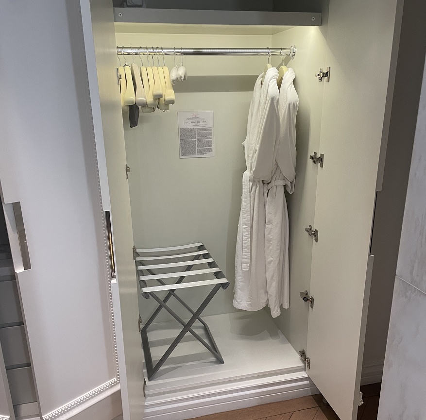 クローゼットとバスローブ