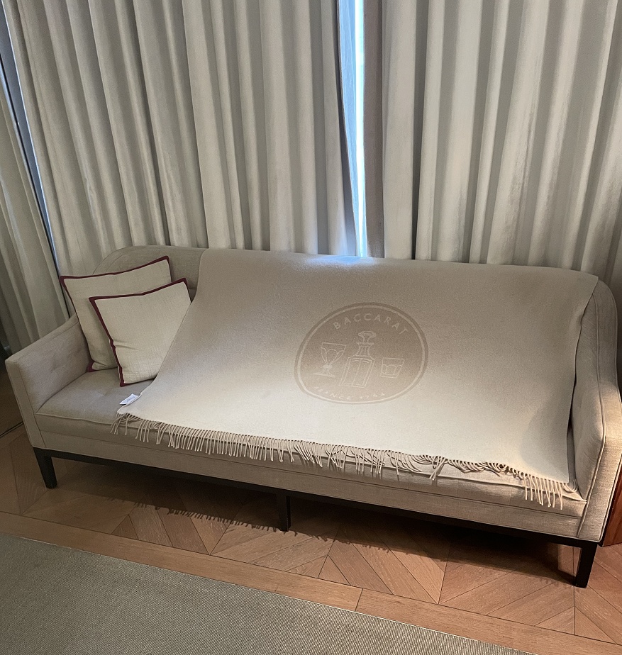 バカラのブランケットとソファ