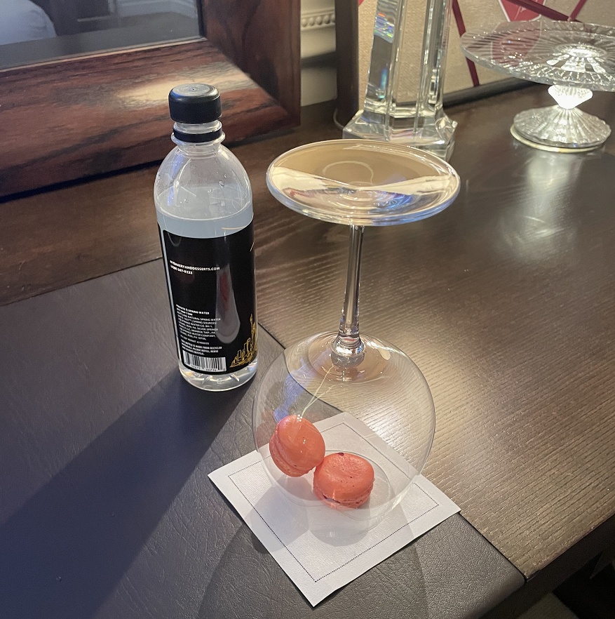 マカロンとミネラルウォーター
