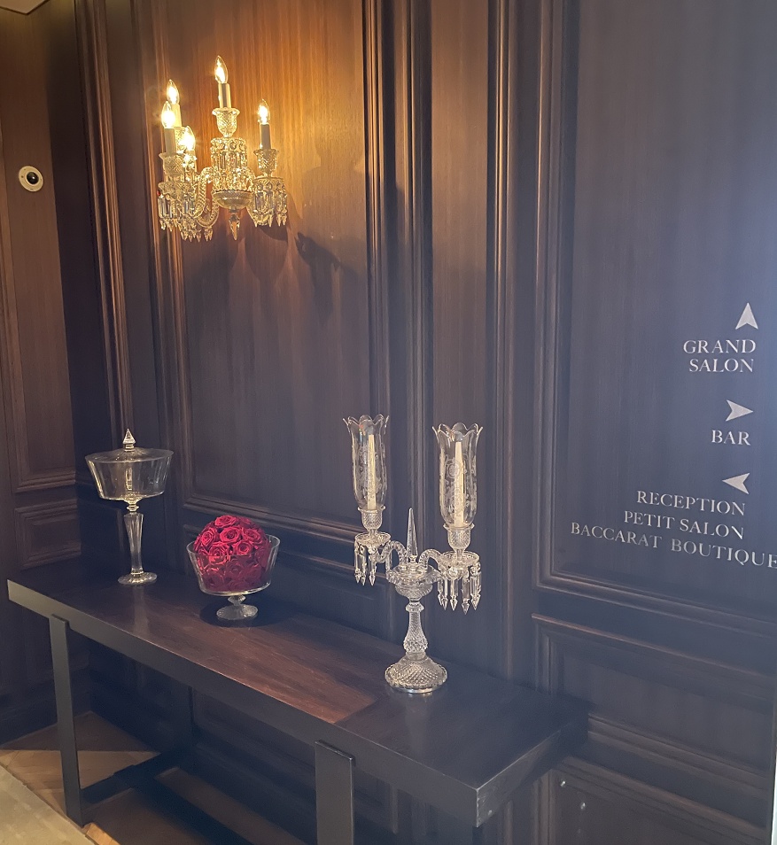 キャンドルと赤いバラ