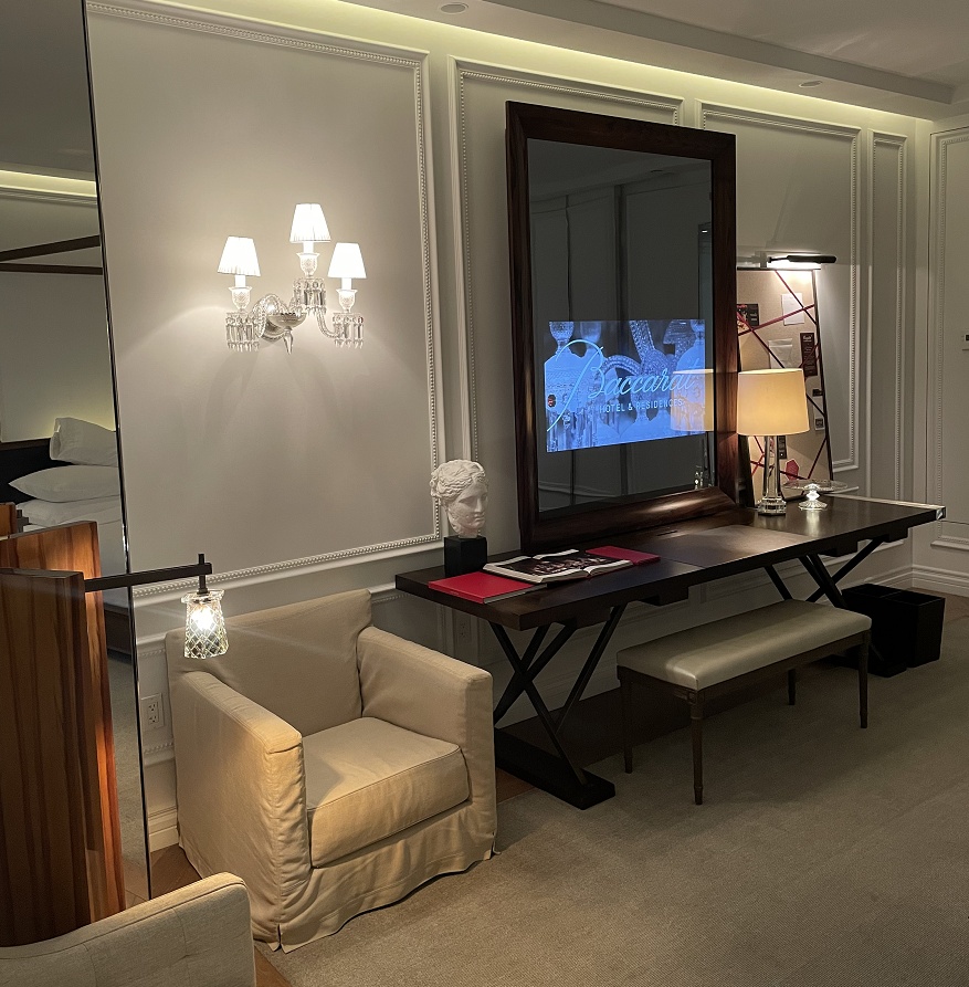 大きな鏡と化粧台