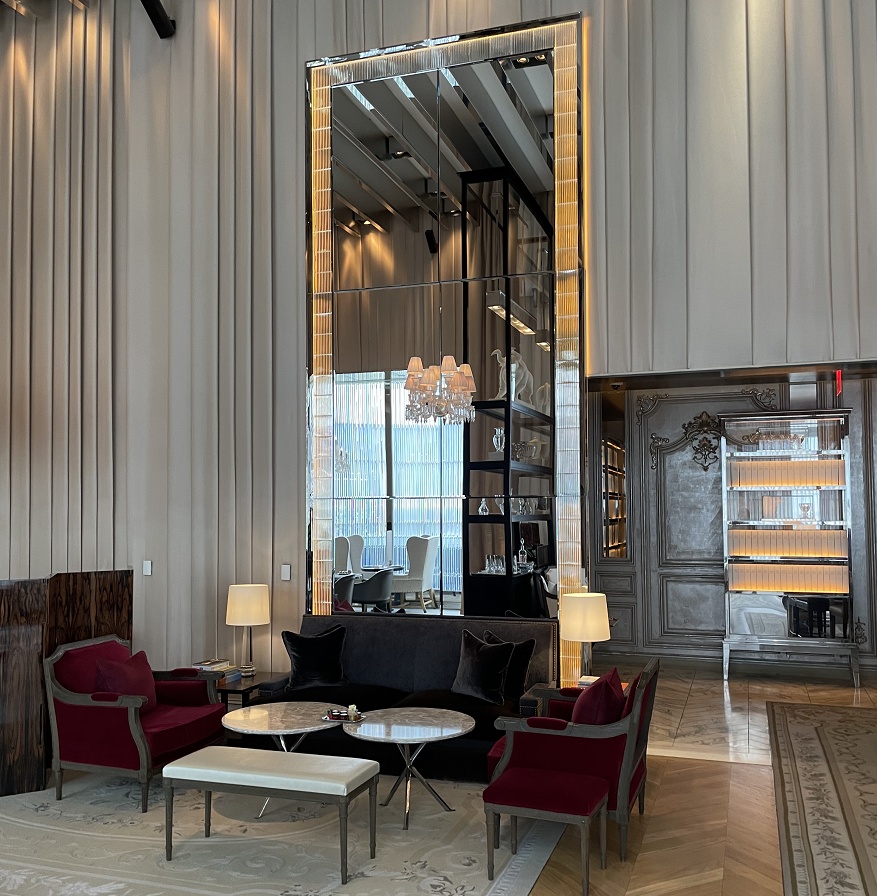 グランドサロンの鏡