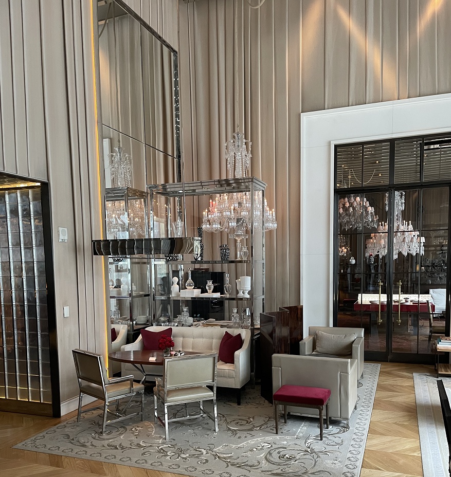 シャンデリアとテーブル