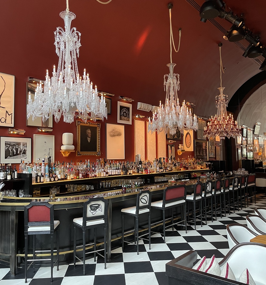 バカラバーのシャンデリア