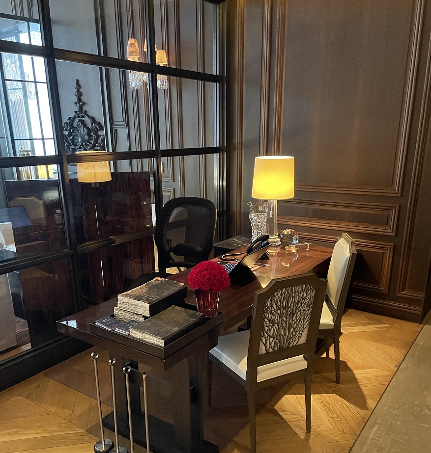 バカラホテルのコンシェルジュデスク