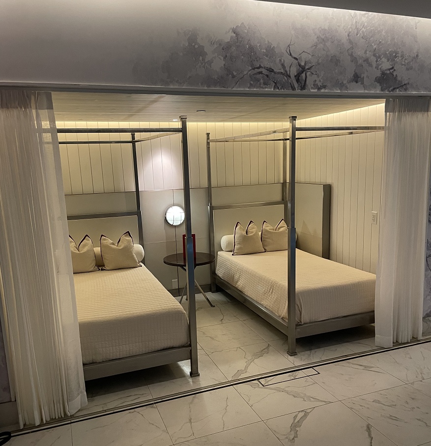 プールサイドのベッド